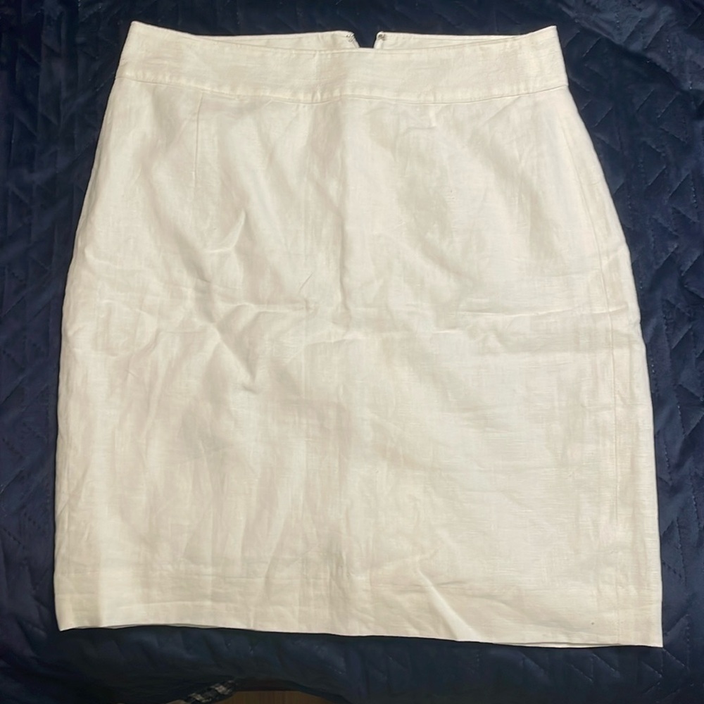 Banana Republic white skirt. Size 4. NWOT.